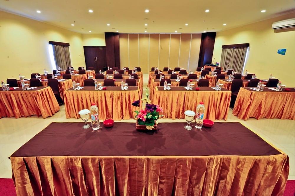 Everyday Smart Hotel - Malang Buitenkant foto